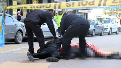 Talihsiz adamın otobüsün tekerleğinin altında 160 metre sürüklendiği feci görüntüler ortaya çıktı