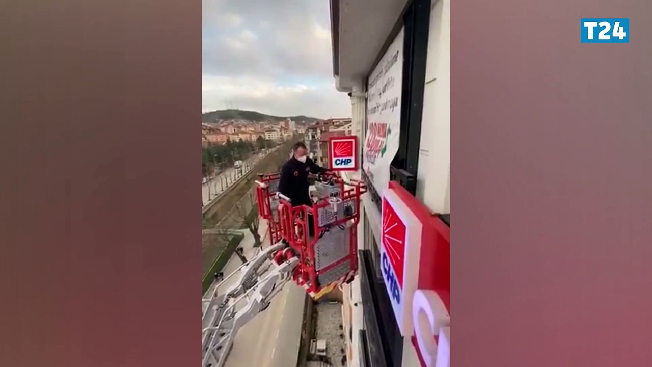 Polis, CHP Kastamonu'nun manili '128 milyar dolar nerede?' pankartını da indirmeye geldi; 'asıldıktan 45 dakika sonra'