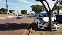 Após colisão traseira, Citroën C4 é jogado contra árvore na Avenida Tancredo Neves