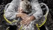 Los abrazos impactantes de la pandemia, imagen del año en World Press Photo