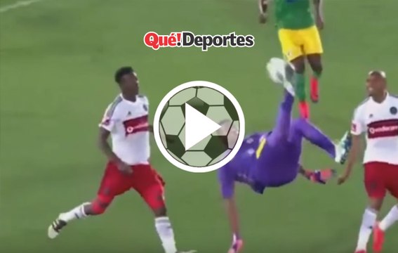 #GolazoDelDia ¡Portero hace una chilena y convierte un golazo!