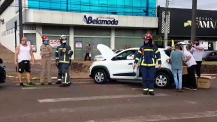 Скачать видео: Mulher fica ferida em colisão com capotamento na Avenida Carlos Gomes