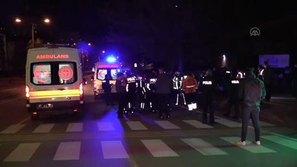 Adana'da "dur" ihtarına uymayan otomobili kovalayan polis aracının ağaca çarpması sonucu 2 trafik polisi yaralandı.