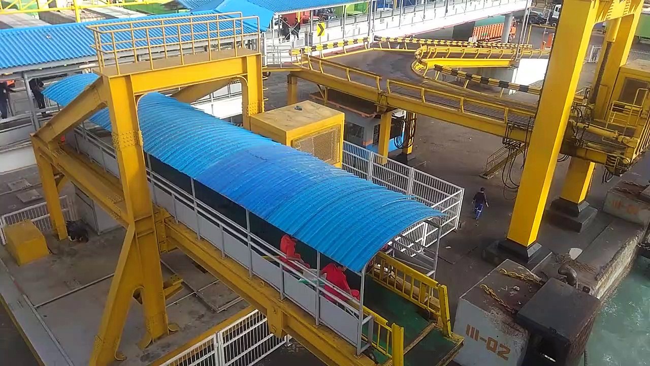 02.Indahnya Pemandangan Pelabuhan Bakauheni Lampung dilihat dari Kapal Ferry _ Feri Merak Bakauheni_2