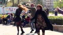 Gute Laune im Lockdown: Straßenmusik in Paris