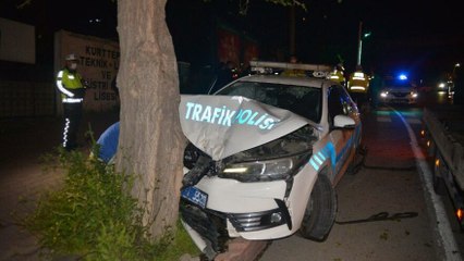 Polis otosu kovalamaca sırasında ağaca çarptı: 2 yaralı