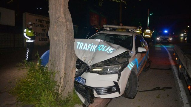 Polis otosu kovalamaca sırasında ağaca çarptı: 2 yaralı