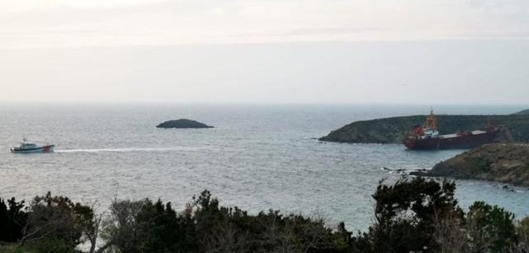 Bozcaada'da bir gemi karaya oturdu