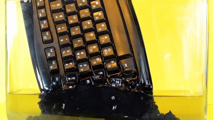 Asetonda bekletilen klavye bakın ne hale geldi!