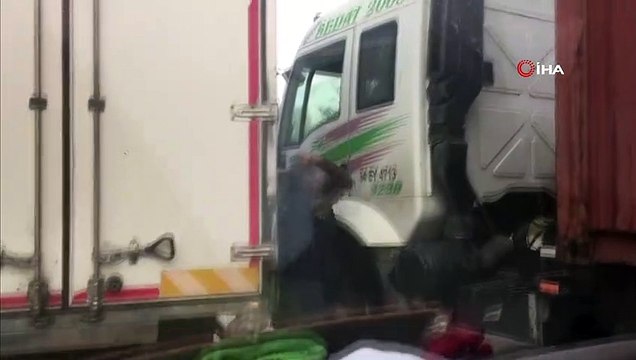 Trafikte kamyon ve TIR şoförü arasında sopalı yol verme kavgası kamerada