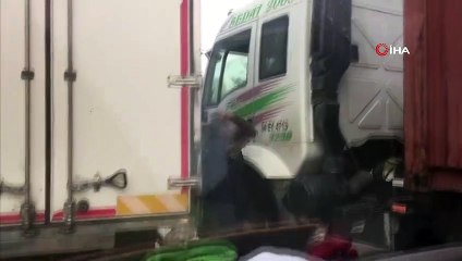 Trafikte kamyon ve TIR şoförü arasında sopalı yol verme kavgası kamerada