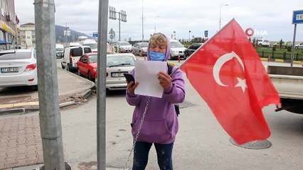 Alınan karar sonrası kendini belediyenin önüne zincirledi