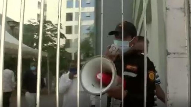 Gujarat: Relatives waiting in queues to get dead body