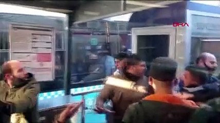 Dolu tramvaya binme kavgası kamerada