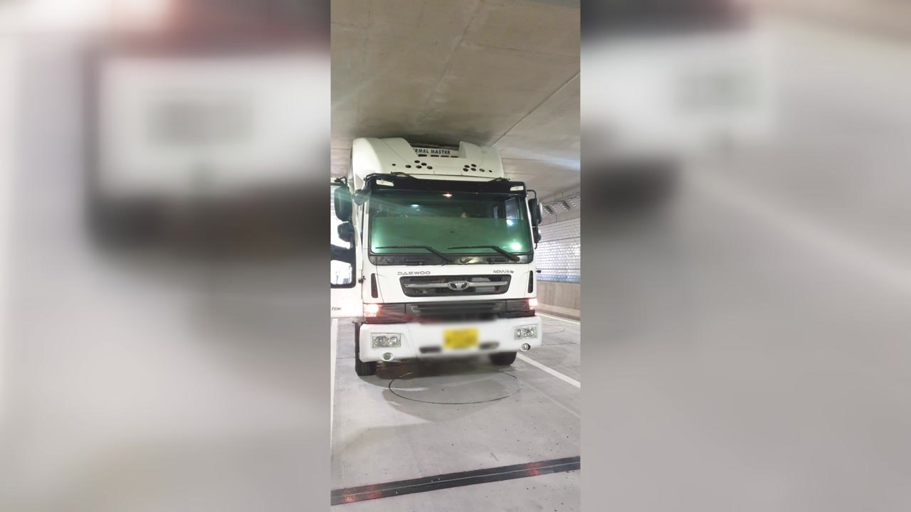 신월여의지하도로 개통 첫날 4.5톤 화물차 끼여...한때 도로 통제 / YTN