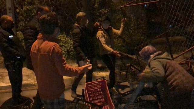 Babasıyla birlikte manavın plastik kasalarını çaldı “Annem duysa kalbine iner” dedi