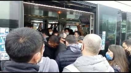 LALELİ'DE DOLU TRAMVAYA BİNME KAVGASI KAMERADA