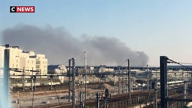 Les images impressionnantes de l'incendie d'un entrepôt de 4 000 m2 à Aubervilliers ce matin, avec un fort risque de propagation, qui a fortement perturbé la circulation des transports