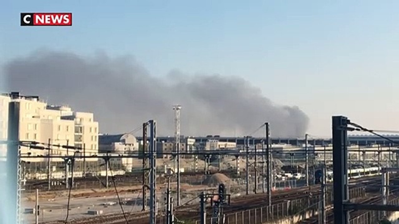 Les images impressionnantes de l'incendie d'un entrepôt de 4 000 m2 à Aubervilliers ce matin, avec un fort risque de propagation, qui a fortement perturbé la circulation des transports