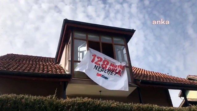 CHP'li vekil evinin penceresine 128 milyar dolar nerede afişi astı