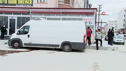 Yola kan sızdıran kamyonetin kapısı açılınca gerçek ortaya çıktı