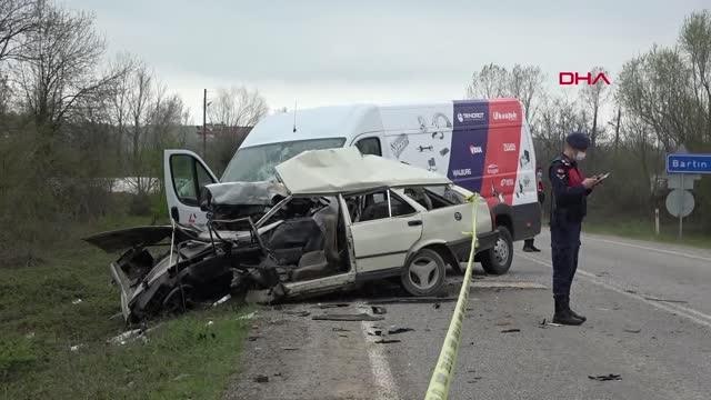 BARTIN MİNİBÜSLE ÇARPIŞAN OTOMOBİL İKİYE BÖLÜNDÜ: 1 ÖLÜ, 1 YARALI