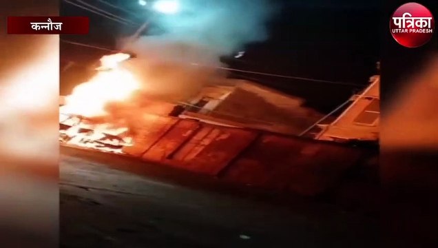 चलती कार में अचानक लगी आग, देखते ही देखते कार बनी आग का गोला