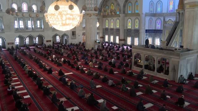 Ramazan ayının ilk cuma namazında vatandaşlar camileri doldurdu