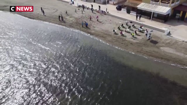 Pour continuer à faire classe malgré la pandémie, cette école espagnole s’installe sur la plage