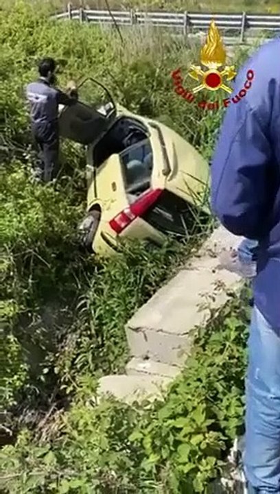 Crotone - Fiat Panda finisce fuori strada feriti padre e figlia (15.04.21)
