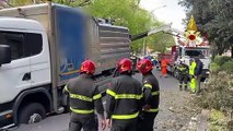 Roma - Camion bloccato in una voragine, recuperato da Vigili del Fuoco (15.04.21)