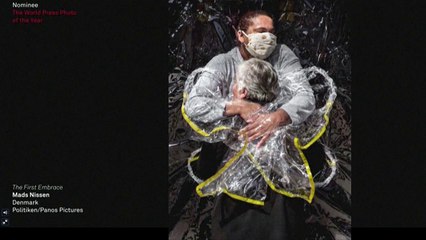 Un abbraccio al tempo del Covid. Il danese Mads Nissen vince il World Press Photo 2021