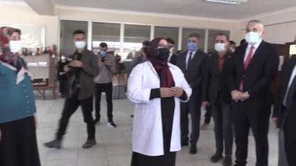 Karslı kadınlar Kafkas halısı dokumacılığını unutturmayacak