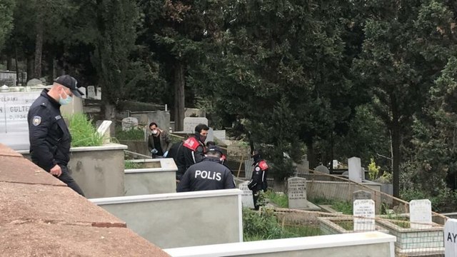 Doğum sırasında ölen bebeğinin mezarı başında ölü bulundu