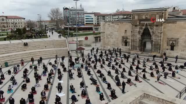 Ramazan ayının ilk Cuma namazında, güzel görüntüler oluştu