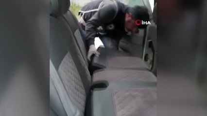 Otomobilin zulasından uyuşturucu çıktı