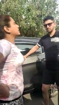 कर्फ्यू में बिना मास्क के घूम रहे कपल को पुलिस ने पकड़ा तो किया हंगामा , देखिए वायरल वीडियो