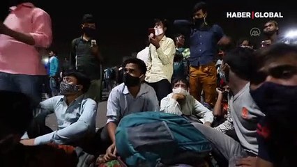 Hindistan'da vakalar durdurulamıyor! Memleketlerine gitmek için otogarda yoğun kalabalık oluşturdular