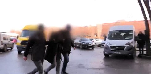 İtirafçı olan FETÖ'cü yüzbaşı adliyeye gelirken yüzünü kapattı