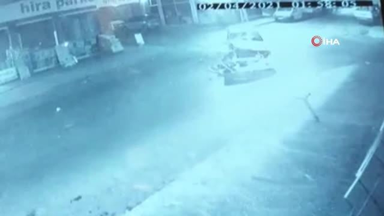 Son dakika haber! Ümraniye'de hafif ticari araç ile ticari taksi çarpıştığı kaza kamerada