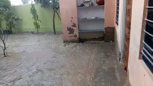 आंधी व बरसात के साथ गिरे ओले