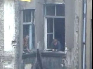 Une pelleteuse démolit un immeuble habité à Bruxelles