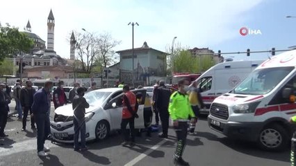 Otomobil, dönüşü yasak olan yola girdi: 5'i ağır 7 yaralı