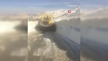 Şırnak'ta ekipler, Nisan ayında 5 metre kar ile mücadele ediyor
