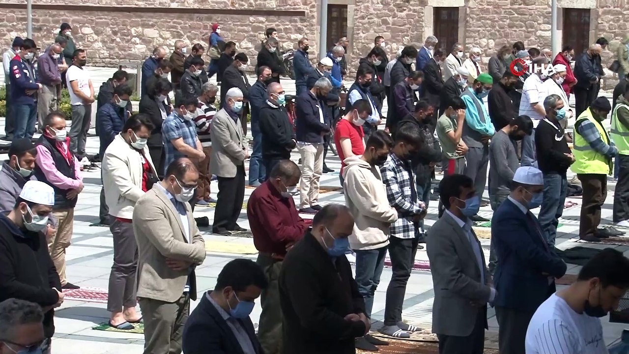 Konya'da Ramazan ayının ilk Cuma namazı tedbirlerle kılındı