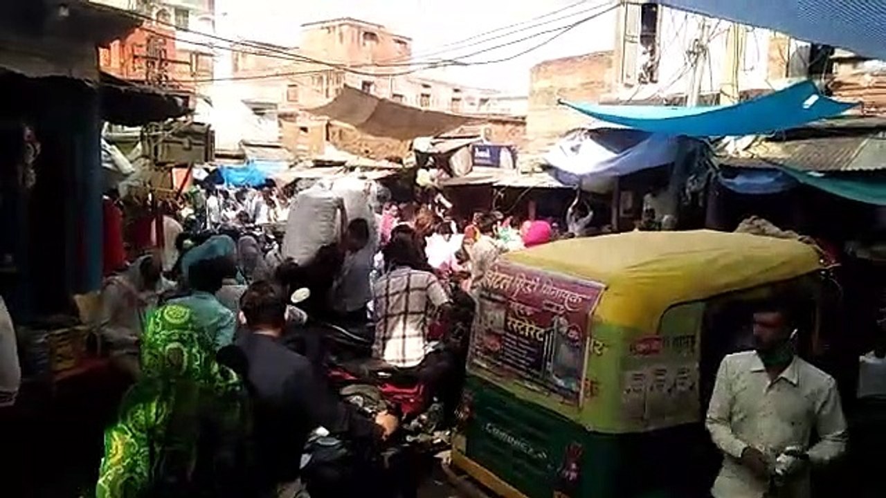 कफ्र्यू से पहले बाजार में रही रेलमपेल, कोविड गा...