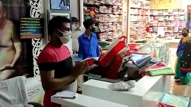 बेपरवाह जनता के कारण बेहाल हो रहा शहर, लाख समझाइश के बाद भी बेख़ौफ़ घूम रहे लोग, कपड़ा मार्केट में लोगो को पुलिस ने दुकान से बाहर निकाला