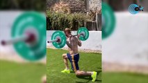 Sergio Ramos se machaca en el jardín de su casa