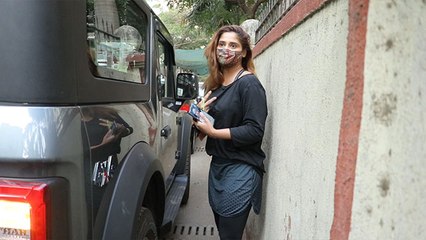 Aarti Singh Spotted at Lokhandwala Check out what she doing | Filmibeat