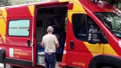 Motociclista fica ferida em acidente na Rua 25 de Agosto, na área militar